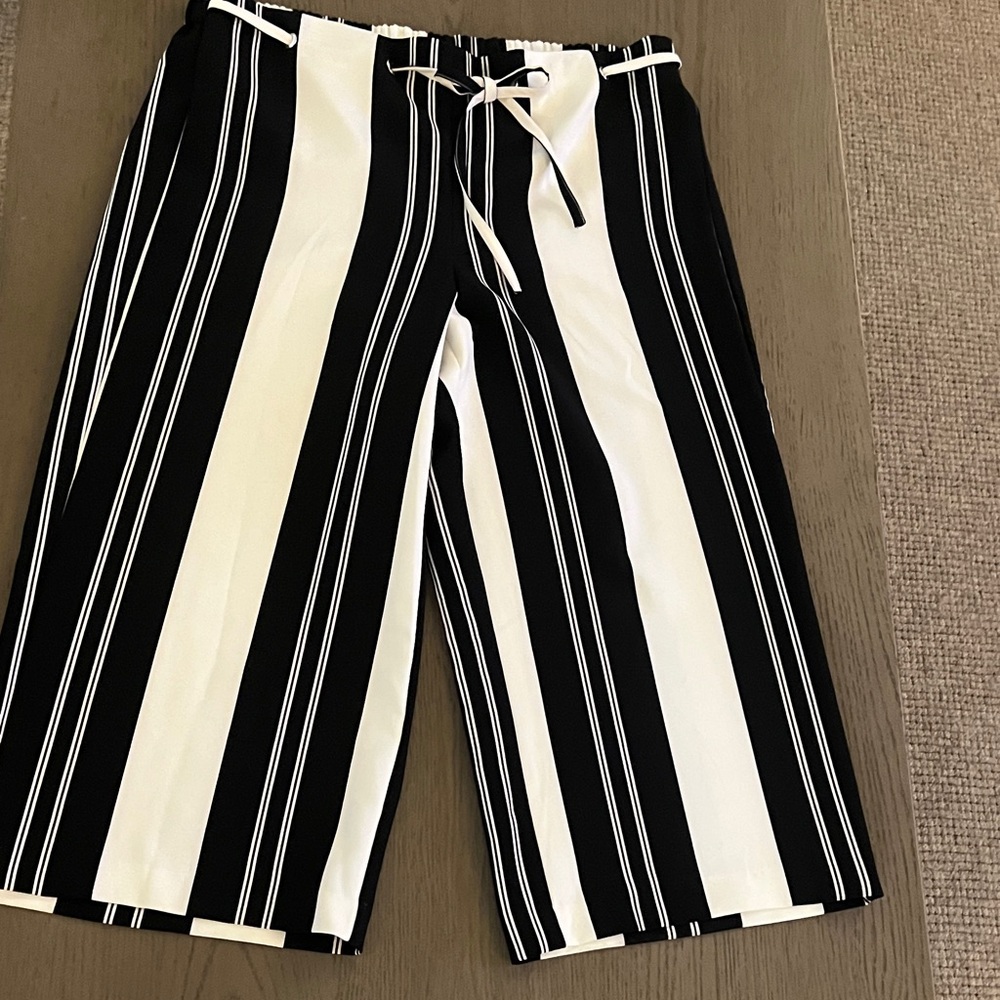ATTYRE New York Black and White Striped Capri Pants